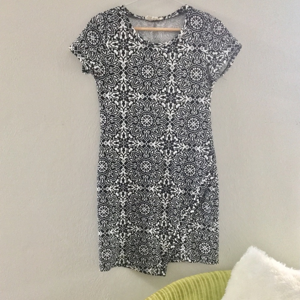 Black and white patterned fitted envelope dress